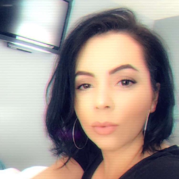 Meet your Posher, Angie - Picture 2 of 2